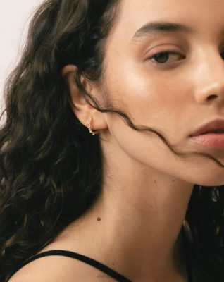 Alohas Belgie | Alohas orlop - gouden en witte oorbellen vrouwen Z22T1054 wit